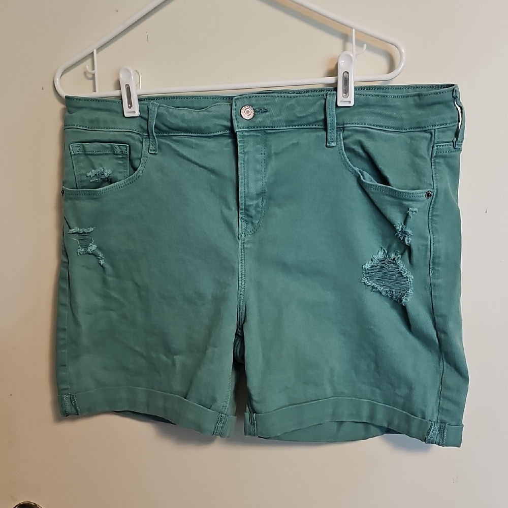 Old Navy Green Distressed Women's Denim Shorts. Size 14 with 6" inseam. Stretchy
